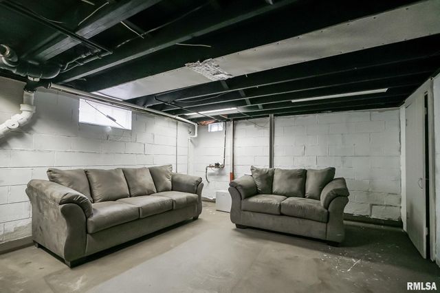 1026 E RICHWOODS Boulevard, Peoria, IL 61604