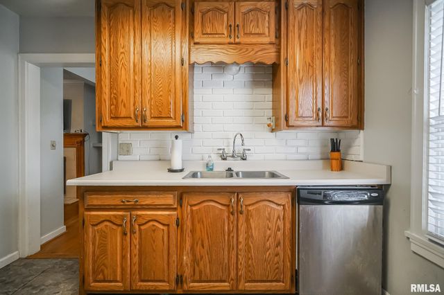 1026 E RICHWOODS Boulevard, Peoria, IL 61604