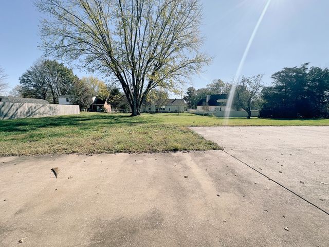 1760 Heritage Dr, Clarksville, TN 37043