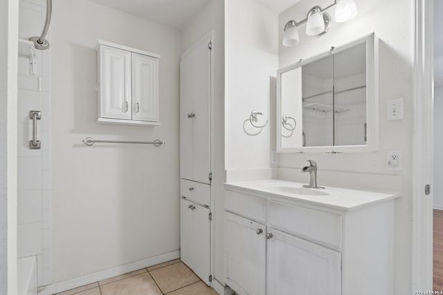 1565 Pebble Beach Road, Lakehills, TX 78063