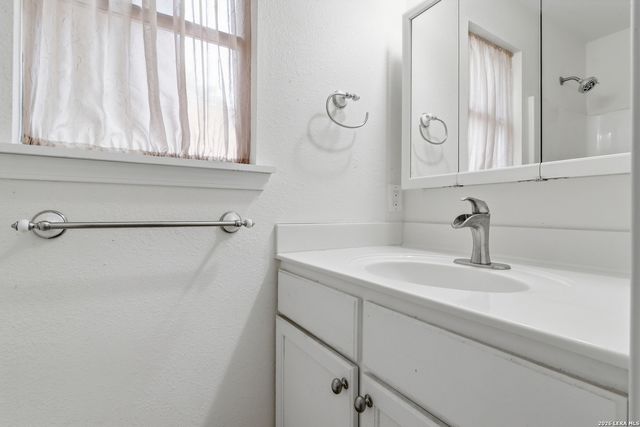 1565 Pebble Beach Road, Lakehills, TX 78063