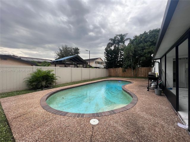 2001 SW 85th Ave, North Lauderdale, FL 33068