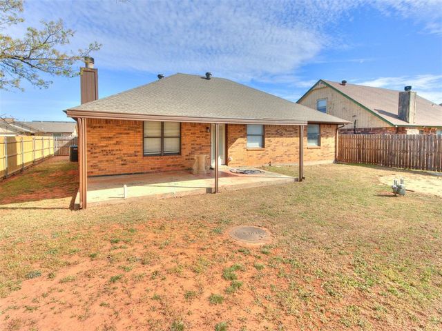 2116 NE 8th Street, Moore, OK 73160