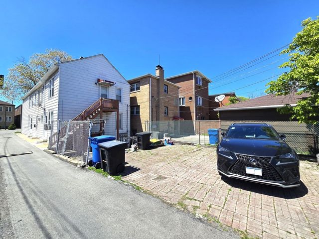 2631 S Shields Avenue, Chicago, IL 60616