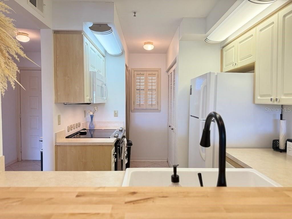 Image 16 of property listing at 460 BOUCHELLE DRIVE 104, New Smyrna Beach, FL 32169