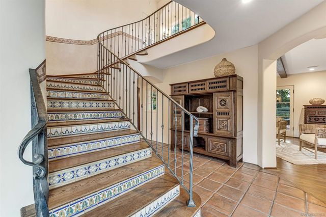 1205 Muirlands Dr, La Jolla, CA 92037