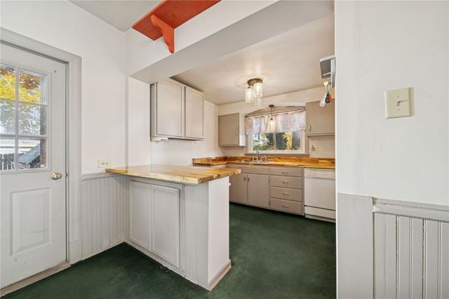 17 E Gaskill Ave, Jeannette, PA 15644