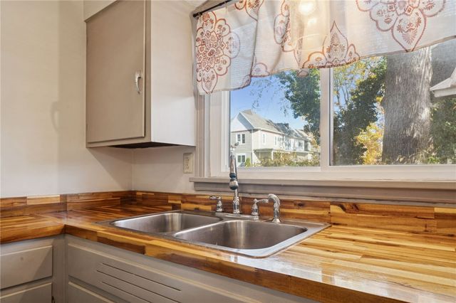 17 E Gaskill Ave, Jeannette, PA 15644