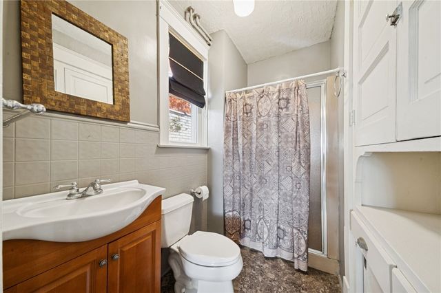 17 E Gaskill Ave, Jeannette, PA 15644