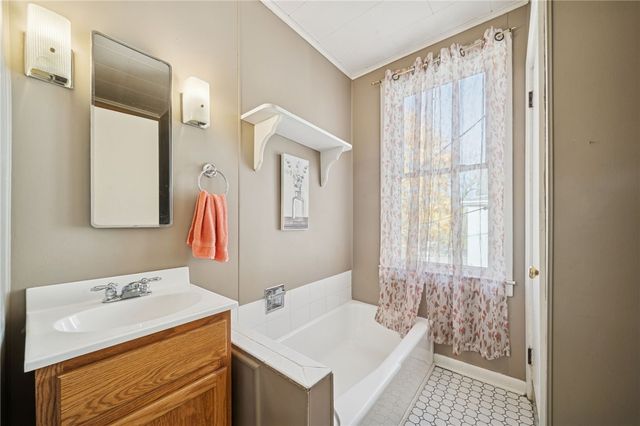 17 E Gaskill Ave, Jeannette, PA 15644