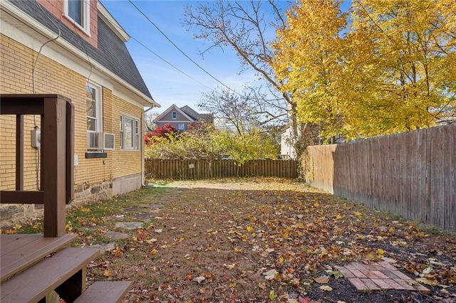 17 E Gaskill Ave, Jeannette, PA 15644