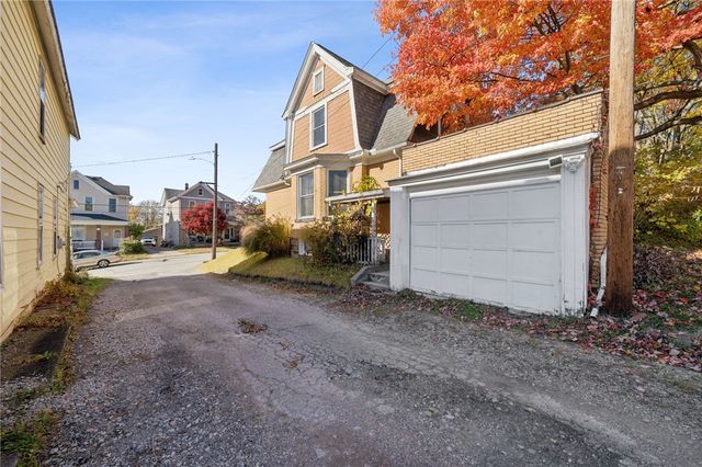 17 E Gaskill Ave, Jeannette, PA 15644