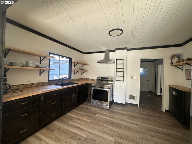 705 PARK Ave, Lakeside, OR 97449