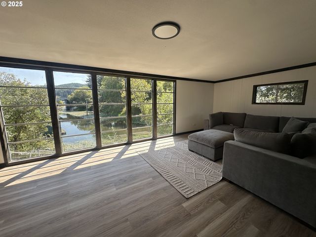 705 PARK Ave, Lakeside, OR 97449