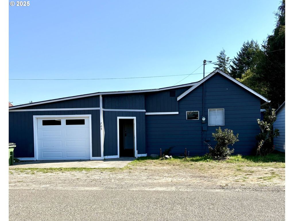 705 PARK Ave, Lakeside, OR 97449