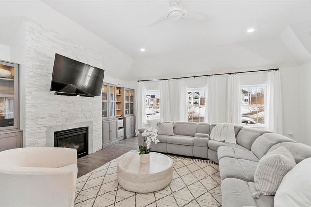 103 Keeneland Cir, Leominster, MA 01453