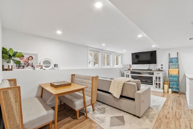 103 Keeneland Cir, Leominster, MA 01453