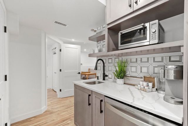 103 Keeneland Cir, Leominster, MA 01453