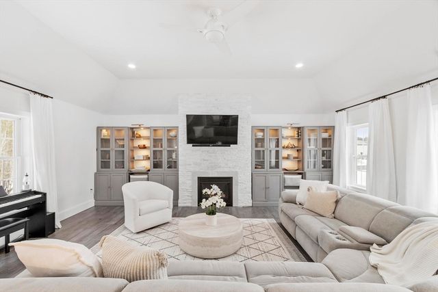 103 Keeneland Cir, Leominster, MA 01453