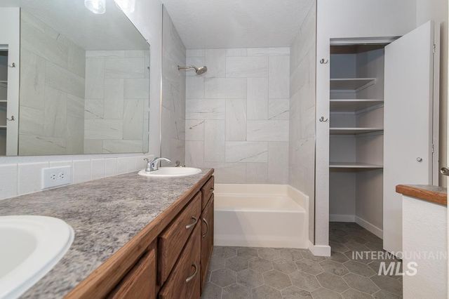 480 E Easy St, Kuna, ID 83634