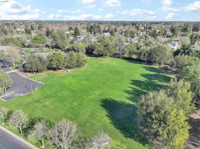 2037 Newton Dr, Brentwood, CA 94513