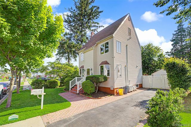 116 West Avenue, Hicksville, NY 11801