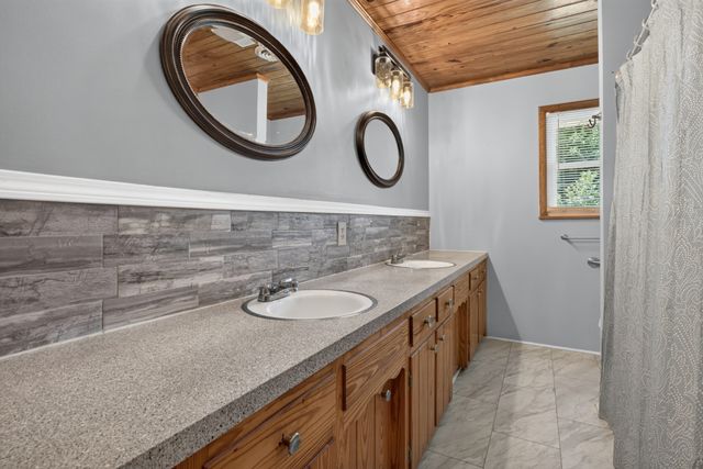 8997 Holmes Creek Rd, Smithville, TN 37166