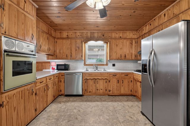 8997 Holmes Creek Rd, Smithville, TN 37166