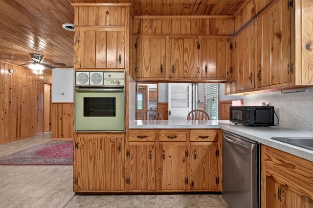 8997 Holmes Creek Rd, Smithville, TN 37166