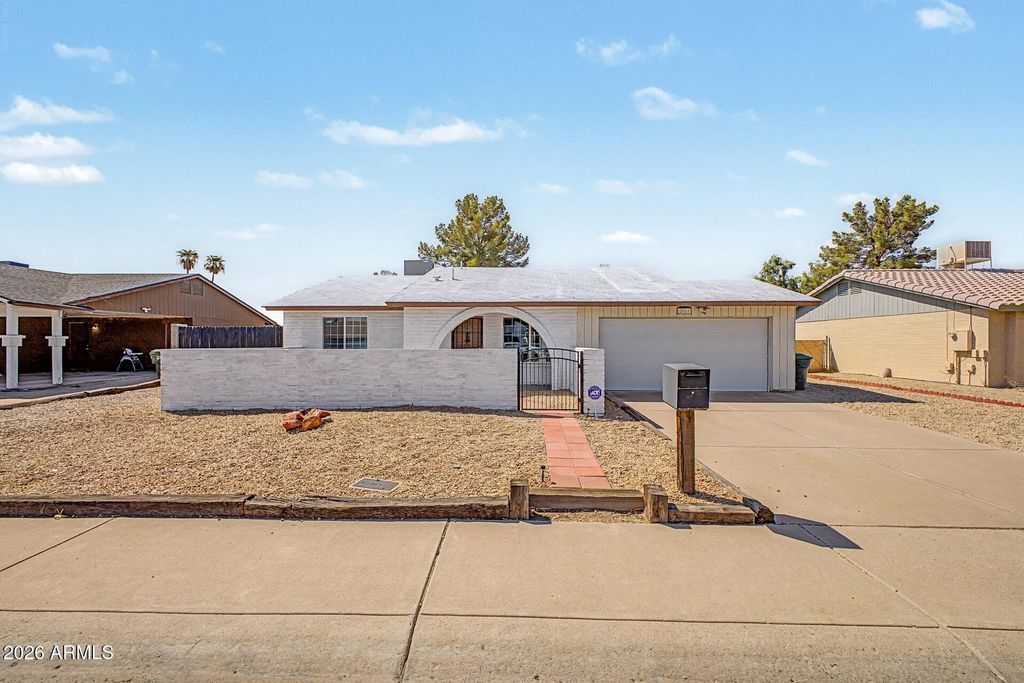 2821 W CHARLESTON Avenue, Phoenix, AZ 85053 — exterior