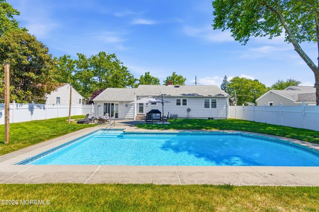 18 Maurice Avenue, Holmdel, NJ 07733