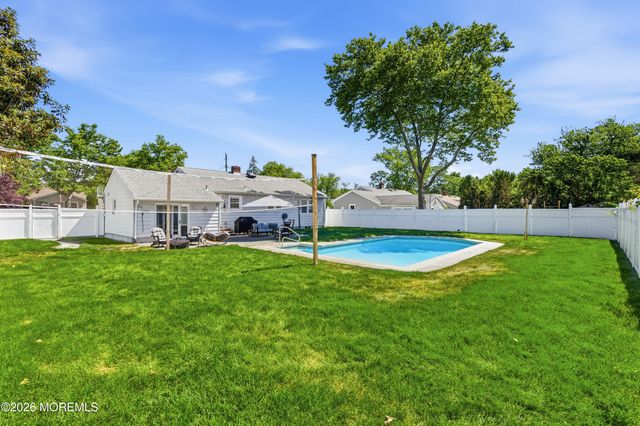 18 Maurice Avenue, Holmdel, NJ 07733