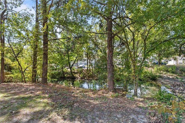 528 Woodlake Rd RD, Virginia Beach, VA 23452