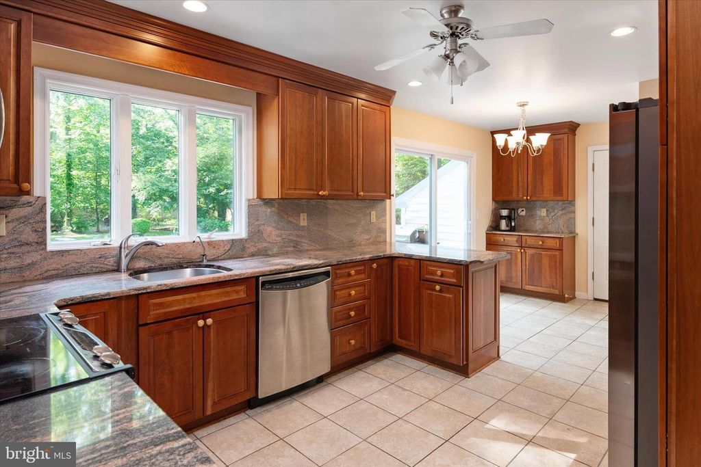 Image 5 of property listing at 1647 HOMEWOOD RD, Annapolis, MD 21409