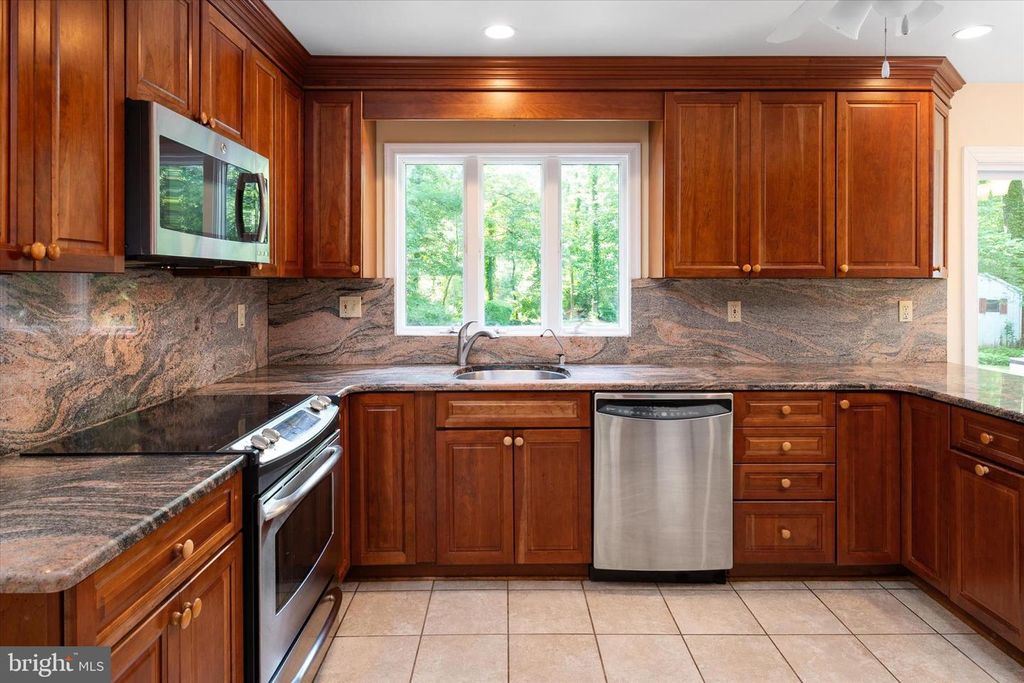 Image 7 of property listing at 1647 HOMEWOOD RD, Annapolis, MD 21409