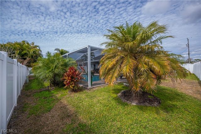 1814 SW 22nd TER, Cape Coral, FL 33991