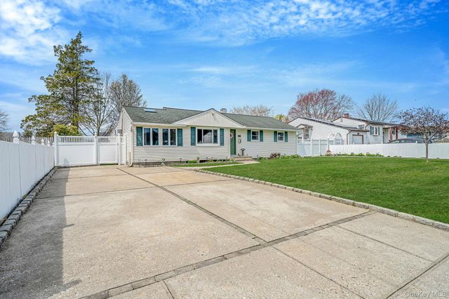 3114 Connecticut Avenue, Medford, NY 11763