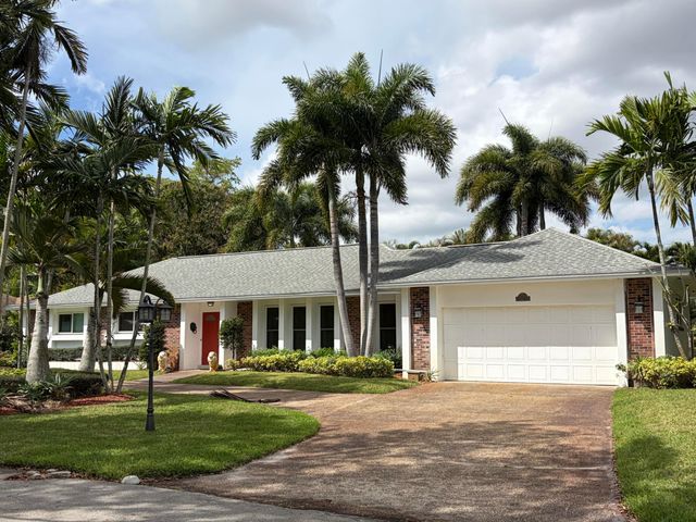 8 Bell Lane, Palm Springs, FL 33406