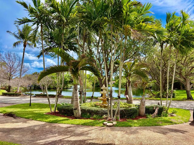 8 Bell Lane, Palm Springs, FL 33406