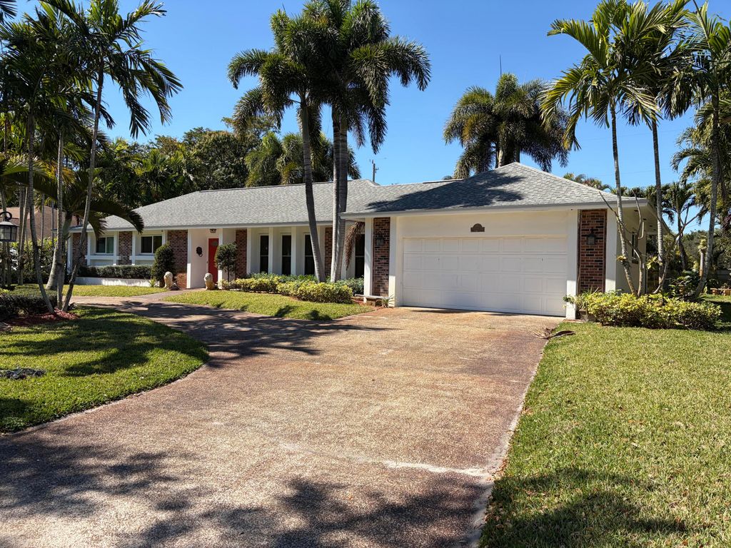 8 Bell Lane, Palm Springs, FL 33406