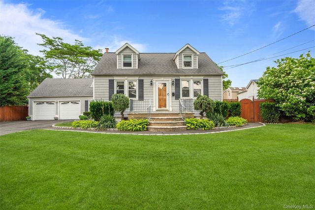 19 Roy Avenue, West Islip, NY 11795