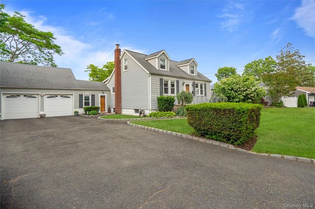19 Roy Avenue, West Islip, NY 11795