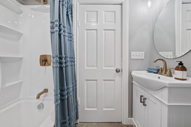 6 Puritan Ln, Dedham, MA 02026