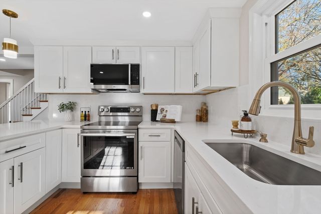 6 Puritan Ln, Dedham, MA 02026