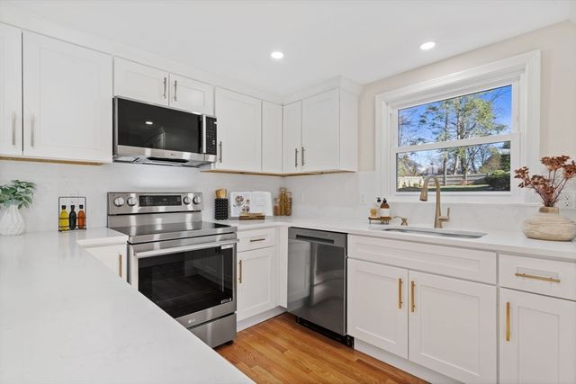 6 Puritan Ln, Dedham, MA 02026