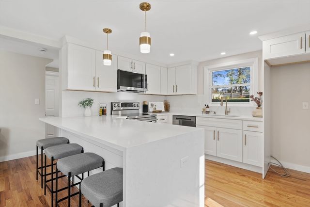 6 Puritan Ln, Dedham, MA 02026