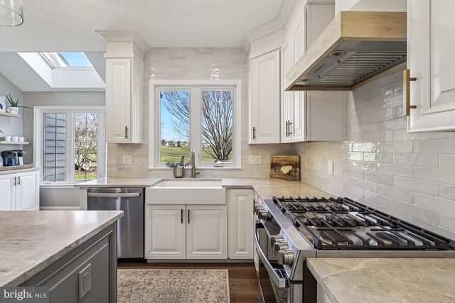 20276 MEDALIST DR, Ashburn, VA 20147