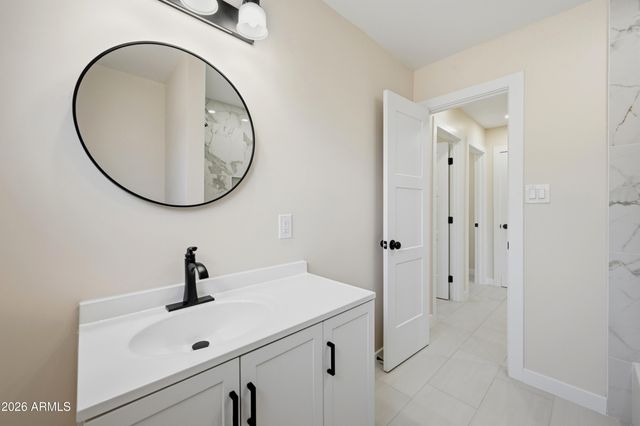 1325 E AVALON Drive, Phoenix, AZ 85014