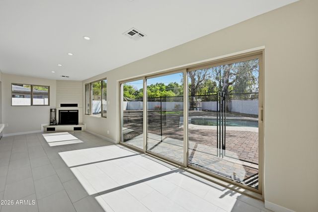 1325 E AVALON Drive, Phoenix, AZ 85014