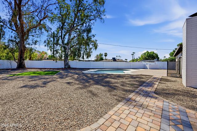 1325 E AVALON Drive, Phoenix, AZ 85014